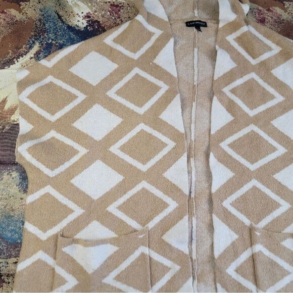 Lane Bryant Tan and White Geometric Poncho - Picture 7 of 16